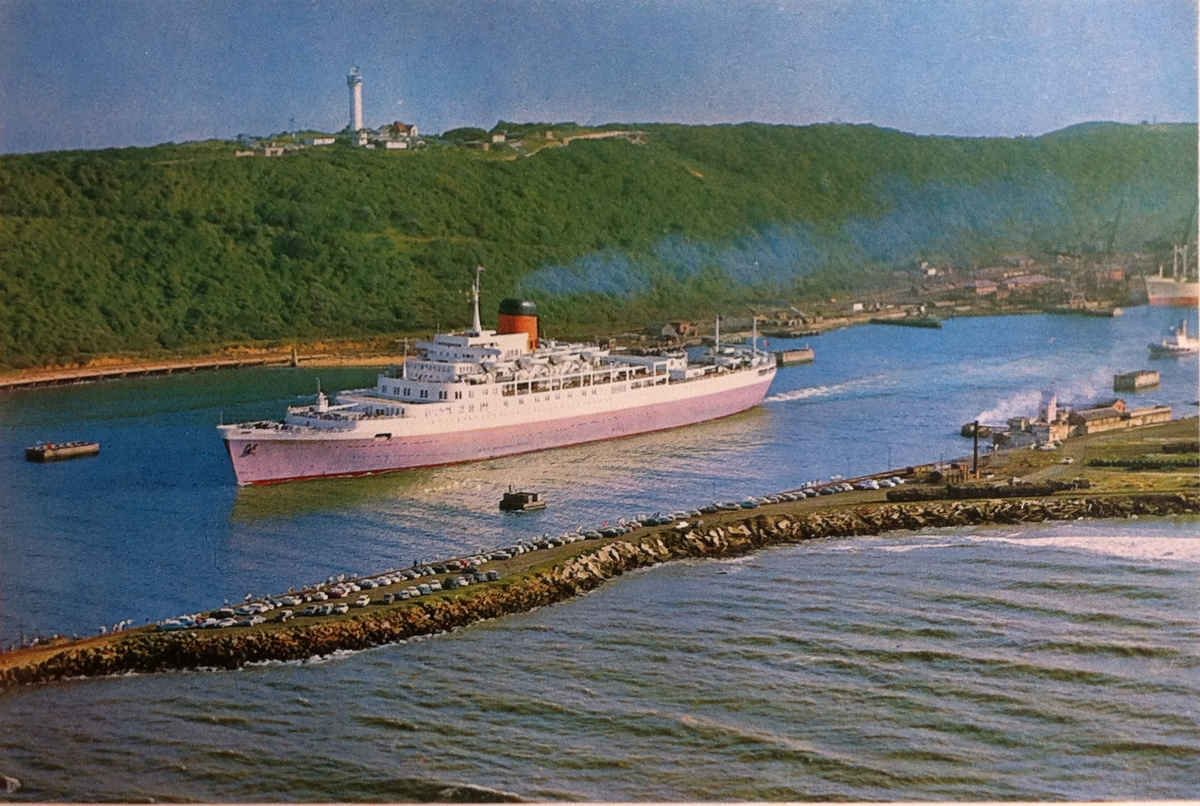 Transvaal Castle trek verby die Bluff, Durbanhawe. Natal