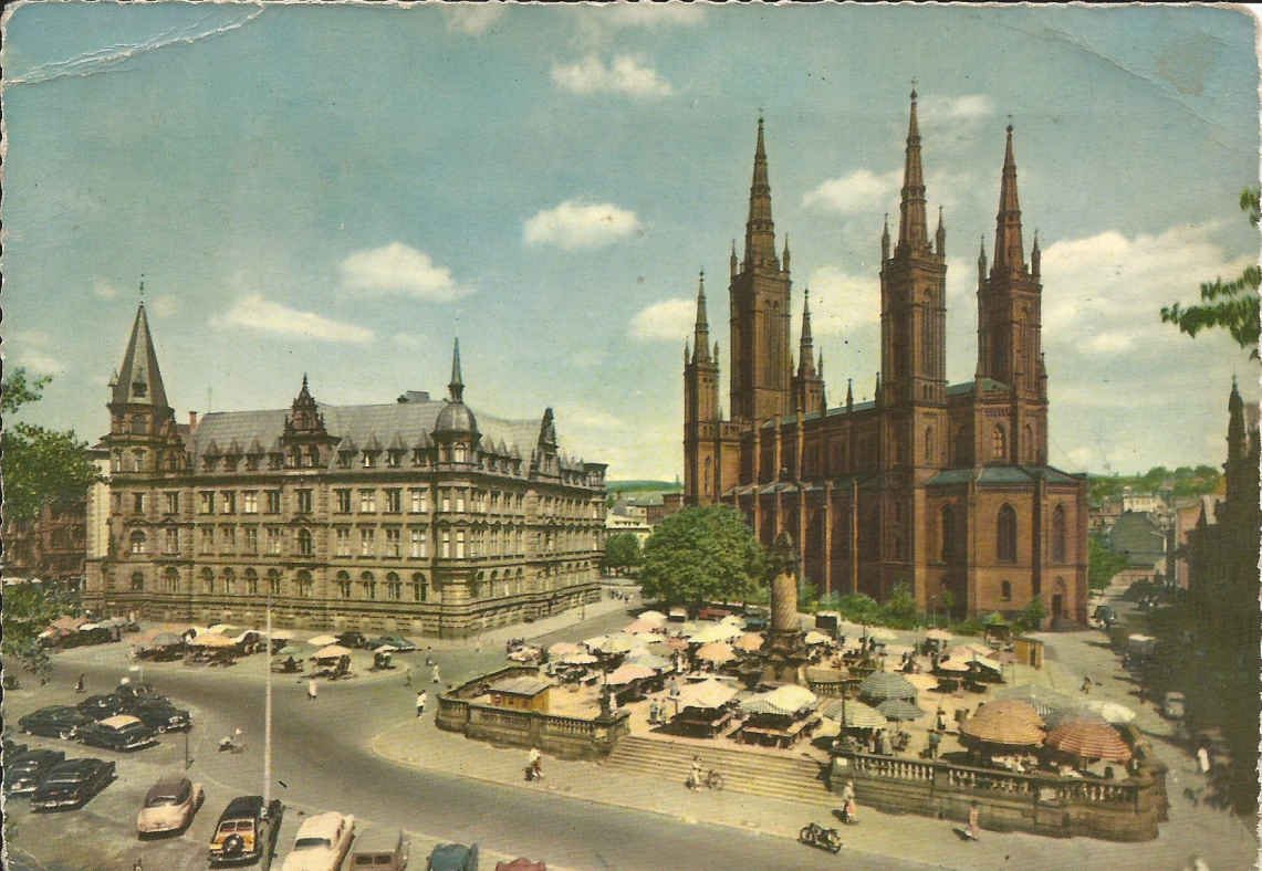 Wiesbaden_ Rathaus - Marktplatz - Marktkirche